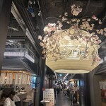 和牛小皿しんうち - 虎ノ門横丁の大提灯も桜の装い。