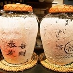 チャイナカウンターTAKE - 甕出し紹興酒（左：5年、右：8年）