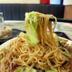 宝龍 - 中細麺と醤油風味、野菜たっぷり