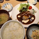 魚の四文屋 - 料理写真:ハンバーグ定食