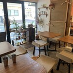 ヒノデ餃子 - カフェのテーブル席　4テーブルあります