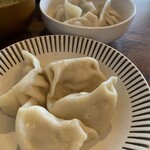 ヒノデ餃子 - 手前が海老水餃子と奥が水餃子