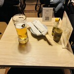 牛タンとクリスピー餃子 ひまわり - 隣の席と距離感は近いです。