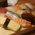 Sushi Izakaya Yataizushi - お寿司12貫　お寿司はネタを料理人のかたが、一切れ一切れサクから切ってくれます