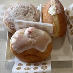MILK DO dore iku? - 料理写真:手前から反時計回りに限定のいちごミルク、純生ホイップ、ミックスシュガー