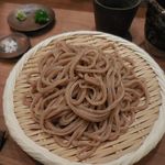 自家製粉石臼挽きうどん 青空blue - 自家製粉粗挽きざるうどん 820円