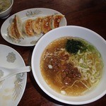 中華家庭料理 雲海 - 【2015年3月】ランチ④（エビかけごはん（700円））小台湾メンをチョイス！した。餃子（300円）です。