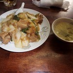 中華家庭料理 雲海 - 【2015年3月】豚肉角煮かけごはん（740円）玉子スープ付き