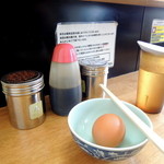 マキシマムザラーメン 初代 極 - 2015年3月14日(土)　店内　カウンター卓上　(生たまご(50円)は連れの注文)