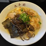 九千坊 - 料理写真:ラーメンにもやしとキクラゲとチャーシューをトッピング