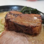 北海道らーめん みそ熊 - 料理写真:・「厚切りチャーシュー味噌らーめん(¥1,180)」のチャーシューアップ。