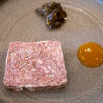 La Stalla - 2026.5 塚原牧場梅山豚（うで肉バラ肉もも肉）とつくば鶏レバーのテッリーナ マルサラと赤ワインで煮詰めた北海道産蕗の薹 アルビコッカ（あんず）ソース