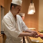 すし 良月 - 真子鰈を握る
