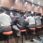 担担麺専門店 DAN DAN NOODLES. ENISHI - 店内 カウンター席　皆さん黙々と食べてます