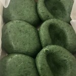 志”満ん草餅 - 左、あん入り　右、あん無し　どちらも¥175-