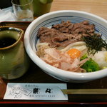 手造りうどん 楽々 - 肉ぶっかけ・冷＋ぶっかけのダシの容器