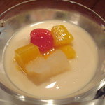 石頭楼 - 杏仁豆腐