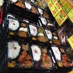 Seisenshokuhinkan Sanoya - お弁当は250円税別が基本！これだけあっても夜には売れちゃいます。