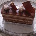 パティスリー アプラノス - ガトーオペラ　ヘーゼルナッツ