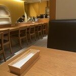 紀尾井町 とんかつ・洋食ひとみ - 店内奥にあるカウンターの横にテーブル席