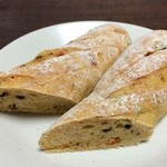 Au Levain d'Antan - オリーブとトマトのパン