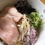 ラーメン イッケン - もやし、紫玉ねぎ、ネギ、黒バラ海苔が乗ります。