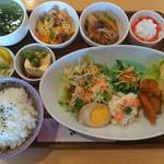 カフェレストりん - 2015･3･13･ランチ。
      とり&竹輪の唐揚げ。鮭&キノコの玉子とじ。ササミ&キュウリの辣味あえ。牛肉のセロリ炒め。ポテトサラダ。煮玉子。冷奴。デザート。
      