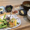 シマカラ食堂 - おもいやり定食(税込1,584円)
①鶏肉のつくね、刻み葱&刻み茗荷の和風ソース掛け②野菜サラダ③山芋豆腐、海苔載せ④豆腐と野菜のキッシュ⑤山菜と木耳のお浸し⑤麦入りご飯⑥お味噌汁⑦お漬け物⑧わらび餅