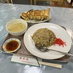 華奈峰 - 料理写真:チャーハンと餃子6個