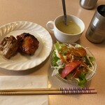 ピースパレス - スープもトロミのあるスパイスの効いたカレー風味で美味し
