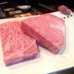 鉄板焼ステーキ 一ッ葉ミヤチク - H27.3  左が入賞牛、右が特選宮崎牛ロース