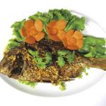 ブア・デ・タイ - 魚料理も充実。タイ魚を丸ごと揚げたガーリック風味の逸品。プラーグラティアム