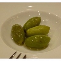 レフェルヴェソンス - 最初に「ワインのツマミに・・」と「オリーブ」が出されます。
                2種類のお味付がされていますが、見た目ではお味の違いがわからない・・