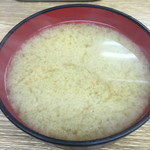 豊野丼 - 別売100円のお味噌汁。お椀の底にはしじみがこれでもかっていうくらい沈んでいます。