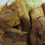 森の茶屋 - チャーシューですが、バラ肉が使われていて脂身多め少なめ程よく混ざる内容でしたので、脂身に悩むことはほぼ無し
