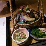 花鳥 - 八寸：花吹雪、宝恵篭盛り　鯛木の芽焼　鳥貝沼田合え　一寸豆花揚げ　蕨いか　花弁百合根　菜種芥子和え　サーモン手毬鮨　甘子素揚げ　三色団子