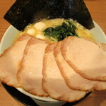 町田商店 - 料理写真:醤油豚骨チャーシューメン（並）＋うずら5個