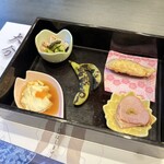 九州素材 和食 個室 八州 - 【先付】おぼろ豆腐 飛子添え～ 出汁醤油～
      【前菜】前菜4種（さわら竜田揚げ、鴨のスモーク 柚子胡椒添え、焼枝豆 花弁百合根、酢モツ菜の花和え）