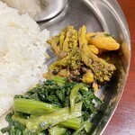 スレスタキッチン - ダルバットカーナセットのおかず