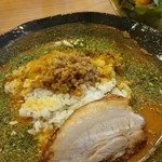 人類みな飯類 - カレー。一種類のみ。スパイスやミンチを混ぜながら味を変えていただく。