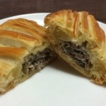 Boulangerie Patisserie Payeur - 中は一晩白ワインに漬け込んだ豚肉が入っています。
