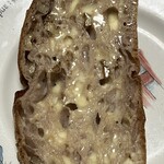 ブランジェ浅野屋 - 信州産小麦のパン・ロデヴ(くるみ)  マーガリンを塗りました