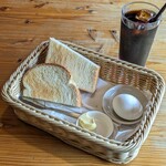 ピノキオ - 料理写真:アイスコーヒー 600円 + Lサイズ 100円 , モーニング(湯種トースト) 0円