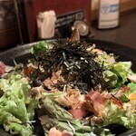 三陸鮮魚と炭焼牛たん かっこ - 海賊サラダ