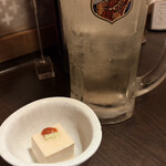 三陸鮮魚と炭焼牛たん かっこ - お通し（462円）＋メガハイボール（858円）