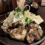 三陸鮮魚と炭焼牛たん かっこ - いわい鶏モモ肉薫香焼き