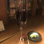 丹波地鶏とビオワイン 六賢 - 赤ワインとカシスのカクテル