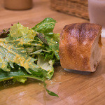 フレンチマーケット - １－３）最初はパンとサラダの１プレート