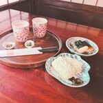 甘酒茶屋 - 甘酒：500円 
            力餅：600 ×3
            いそべ
            ・うぐいす(きなこ)
            