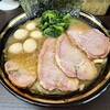 横濱家系ラーメン 勝鬨家 - チャーシューメン並 、トッピング：うずら（7個）
